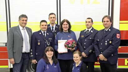 Bild: jma
Für ihr besonderes Engagement im Spielmannszug der Grafenwöhrer Feuerwehr erhält Petra Melchner von der Bundesvereinigung Deutscher Musikverbände die Bandschnalle in Gold mit Kranz, Diamant und Ehrenbrief. Dazu gratulieren ihr auch (von links) Bürgermeister Edgar Knobloch, Vorsitzender Alexander Richter, stellvertretender Kommandant Carsten Engelhardt, Petra Melchner, Thomas Flauger, und Andreas Hochwart sowie (vorne) Melanie Kappl und Isabelle Schmidt.