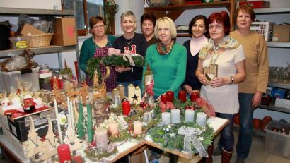 Bild: wro
Schon seit Wochen bereitet sich das Bastel-Team des Frauen- und Müttervereins auf ihren Adventsbasar im Jugendheim vor. Marianne Wolfrum, Angelika Bittner, Rosi Bächer, Elke Wittmann, Irene Schön, Hermine Schönberger und Elisabeth Vogl(von links) gestalteten schmucke Advents- und Weihnachtsdekorationen.
