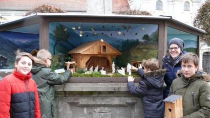 Bild: kgg
Am Aufbau des Krippenweges am Diepold-Brunnen waren die Schüler der Realschule im Stiftland mit Eifer bei der Sache. Das Bild zeigtdie Schüler zusammen mit Lehrerin Teresa Kneidl.