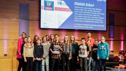 Bild: exb/BR/Max Hofstetter
Die Vohenstraußer Realschüler waren sichtlich stolz auf die Auszeichnung beim "Crossmedia"-Wettbewerb in der Landeshauptstadt. Sie erreichten als einzige Realschule in der Oberpfalz einen ersten Platz und damit eine Ehrung.