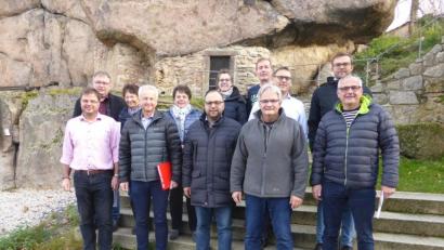 Bild: exb
Die Gemeinderäte und der Bürgermeister von Pullenreuth besprachen in einem Seminar, wie es mit der Gemeinde weitergehen soll.