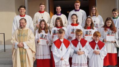 Bild: du
Pfarrer Thomas Stohldreier freut sich über drei neue Messdiener Julian Fuchs, Samuel Kuhn und Laurenz Nickl (vorne von links), ehrt neun Ministranten für 5 und 10 Jahre Altardienst und verabschiedet vier Jugendliche nach 9 und 10 Jahren engagierten Einsatz.
