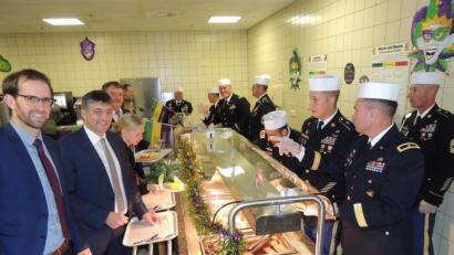 Bild: mor
Was darfs sein? General Christopher R. Norrie (Zweiter von rechts) bei der Essensausgabe