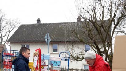 Bild: bkr
Die Feuerdrachen halfen auch beim Verladen der Weihnachtspäckchen für die Aktion "Geschenk mit Herz" mit.