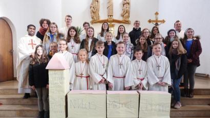 Bild: ohr
Pfarrvikar Joseph Kokkoth, Betreuerin Christine Stuiber (hinten von links) und Gemeindereferent Markus Seefeld (Zweiter von rechts) nahmen zwei Mädchen und vier Buben in die Ministrantenschar auf.
