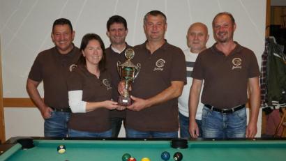 Bild: nib
Vorsitzender Ludwig Stretz (links) überreichte den Pokal und gratulierte den erfolgreichen Teilnehmern. Im Bild von links Christine Stretz, Helmut Schleicher, Michael Piehler, Karl Leuchtenberger und Josef Scheibl.