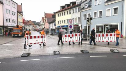 Bild: Hirsch
Die Absperrung wurde entfernt. Der Wendelinplatz kann von allen Seiten angesteuert werden. Die Friedrich-Ebert-Straße ist nach 340 Tagen Bauzeit wieder durchgängig befahrbar.