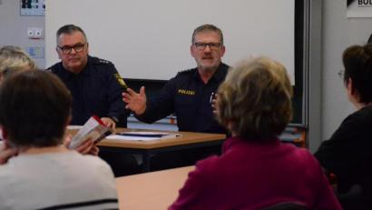 Bild: Kunz
Senioren reagieren oft langsamer. Deshalb geben die beiden Polizeihauptkommissare Wilhelm Fritz und Johann Wurm wertvolle Tipps fürs Verhalten im Straßenverkehr.