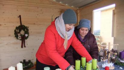 Bild: gm
Die Aussteller-Damen Lavinia (links) und Maria (rechts) hatten unter anderem schöne, gediegene Adventskränze in verschiedenen Ausführungen gebastelt. Der Absatz war gut, weil die Adventszeit vor der Tür steht.
