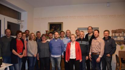 Bild: fla
Georg Braunreuther (Siebter von rechts) und Karsten Heßing (Dritter von rechts) vom Amt für Ländliche Entwicklung gratulieren dem neugewählten Vorstand der Teilnehmergemeinschaft Waldthurn 3.