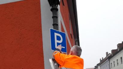 Bild: dob
Ab sofort ist dauerhaftes Parken auf Seite der Metzgerei Rauthmann erlaubt. Bisher war es genau umgekehrt. Ob sich damit etwas bei der Parksituation in diesem Straßenzug verbessert, bleibt abzuwarten.