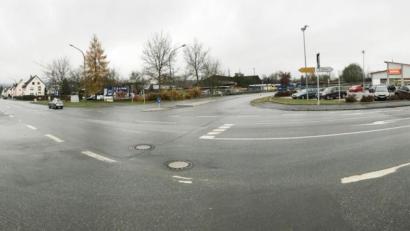 Bild: Gabi Schönberger
Der Kreuzungsbereich Vohenstraußer Straße/Edeldorfer Weg und Anschluss B 22 zeigt sich nicht immer so verkehrsarm wie am Dienstagvormittag kurz nach 9 Uhr. Derzeit wird geprüft, ob der Knoten zu einem Kreisverkehr ausgebaut werden kann.