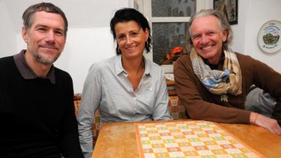 Bild: Joachim Gebhardt
Sie sind guter Dinge, die Organisatoren, denn die Vorbereitungen für das zweite Stahlwerk-Festival laufen gut (von links): Bernhard Dobler, Petra Schober und Hubert Schober.