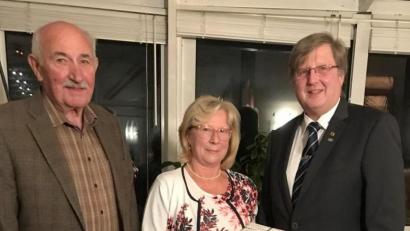 Bild: Picasa
Kreisvorsitzender Alfred Kerschner (rechts) und der frühere, langjährige Vorsitzende des hiesigen Ortsverbandes, Günter Bäuml (links) dankten Gabriele Beck für ihr jahrzehntelanges Engagement als Übungsleiterin der Gymnastikgruppe.