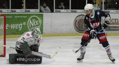 Bild: gb
Mit Philipp Siller (rechts, Szene aus der Partie gegen Rosenheim) treten die Blue Devils am Freitag in Deggendorf und am Sonntag gegen den SC Riessersee an. Der Stürmer, der am vergangenen Sonntag in Lindau mit dem Kopf gegen die Bande geprallt war, ist fit.