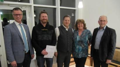 Bild: fg
Die Hirschauer Sportler des Jahres und Funktionäre werden ausgezeichnet (von links): Bürgermeister Hermann Falk, Matthias Lautenschlager , Dritter Bürgermeister Peter Leitsoni, Margit Zeitler und Zweiter Bürgermeister Josef Birner.