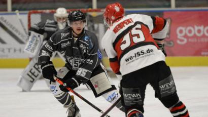 Bild: Andreas Brückmann
Ambergs Lukas Salinger (Mitte) lässt den gegnerischen Angreifer nicht aus den Augen. Im Spiel gegen den EV Moosburg wartet auf die ERSC-Abwehr Schwerstarbeit.