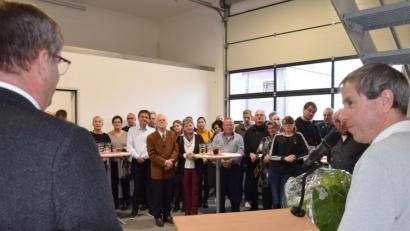 Bild: bö
Bürgermeister Peter Braun informierte über die Entstehungsgeschichte des neuen Bauhofes und Pfarrer Werner Sulzer (rechts) erbat den kirchlichen Segen für dieses Bauwerk und all die Menschen die dort arbeiten.