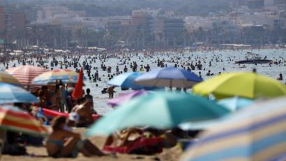 Bild: Clara Margais/dpa
Nicht nur Vorteile: Bayerische Familien müssen nicht unbedingt im August die Bettenburgen Palma de Mallorcas erobern.
