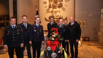 Bild: egl
Über die neue Pumpe freuten sich Vorsitzender Matthias Thau, Zweiter Vorsitzender Michael Weber, Kommandant Michael Reindl, Kreisbrandmeister Armin Daubenmerkl, Kreisbrandinspektor Hubert Blödt, Kreisbrandmeister Alexander Graf und Bürgermeister Roland Strehl.