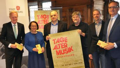 Bild: Michael Scheiner
Sparkassenvorstand Markus Witt, Bürgermeisterin Gertrud Maltz-Schwarzfischer, Ludwig Hartmann, Stephan Schmid und Paul Holzgärtner von den Tagen Alter Musik und der neue Kulturreferent Wolfgang Dersch (von links) präsentierten das neue Programm und freuen sich auf spannende Konzerte.
