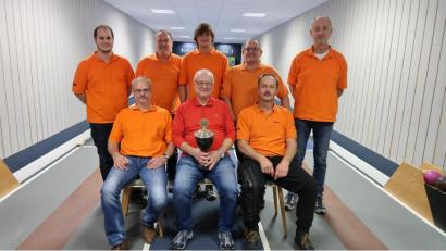 Bild: bsc
Heinz Störtzer (vorne Mitte) siegte heuer beim Wettbewerb um den Klaus-Leibold-Gedächtnispokal. Stefan Fischer (vorne links) und Markus Kellner (vorne rechts) belegten die weiteren Plätze. Zweiter Vorsitzender Reinhard Zeitler (hinten rechts) gratulierte.