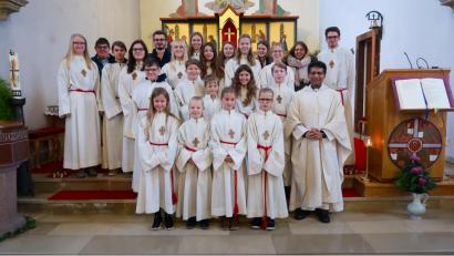 Bild: bsc
Pfarrer Joseph (vorne rechts) begrüßte bei einem feierlichen Gottesdienst vier neue Ministranten in der Pfarrei „Maria Immaculata“. Die vier Mädchen (vorne) wurden von dem Priester, den restlichen „Lausbuben Gottes“ und Mesner Tobias Megies (hinten links) in die Gemeinschaft eingeführt und willkommen geheißen.