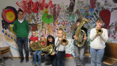 Bild: jzk
Die Ausbilder Andreas Sächerl und Rita Kunz standen den Buben und Mädchen beim Blechbläser-Workshop im Familienzentrum Mittendrin hilfreich zur Seite.