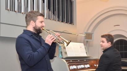 Bild: fjo
Lukas Drexel (Trompete) und Florian Gross (Orgel) gastieren als "Brasso Continuo" mit einem Kirchenkonzert in der Waidhauser Emmeramskirche.