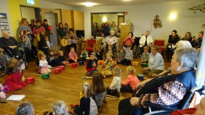 Bild: exb
Die Mädchen und Buben des Kindergartens Regenbogen zu Besuch im Haus "Frohnwiesen".