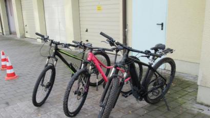 Bild: Grenzpolizeiinspektion Waidhaus
Die Polizei sucht die Besitzer dieser drei Mountainbikes. Die Schleierfahnder stellten die gestohlenen Fahrräder bei einer Kontrolle auf der A6 sicher.