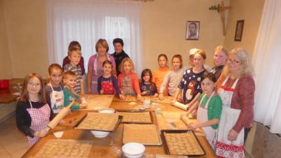 Bild: rn
Nach Kneten, Rollen und Ausstechen freuten sich die Kinder auf erste Kostproben.