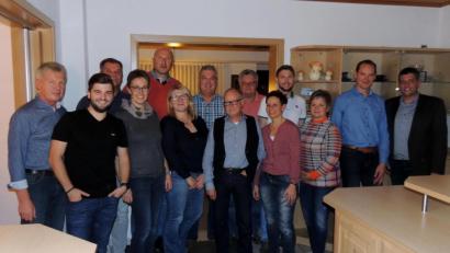 Bild: exb
Der Skiclub Pistenschwinger Gößenreuth hat einen neuen Vorstand gewählt. Harald Friedrich (Zweiter von rechts) bleibt weiterhin Vorsitzender. Bürgermeister Edgar Knobloch (rechts) hat die Wahl geleitet und gratuliert den Sportlern zu einem aktiven Vereinsleben.