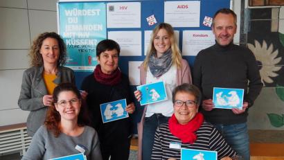 Bild: Bühner
Organisatoren und Akteure des Welt-AIDS-Tags 2019 sind (sitzend, von links) Anja Sauer und Gabi Raithel vom Gesundheitsamt Neustadt-Weiden und (stehend, von links) Jugendsozialarbeiterin Sandra Schlegl, Ärztin Barbara Steinhauser, Studienreferendarin Franziska Meier und Gesundheitsamtsleiter Dr. Thomas Holtmeier.