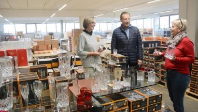 Bild: Gabi Schönberger
Geschäftsführer Richard Voit freut sich zusammen mit den Verkäuferinnen Erika Nowlin (rechts) und Ilona Troidl. Das neue Outlet verschafft den Produkten aus dem Hause Nachtmann einen glanzvolleren Auftritt.