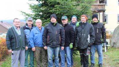 Bild: rdh
Für den Christbaum am Dorfplatz waren (von links) Hans Heldwein, Willi Schwägerl, Josef Bäuml, Alois Sladky, Norbert Falk, Bernd Schwamberger, Wolfgang Gleißner und Willibald Sladky zuständig.