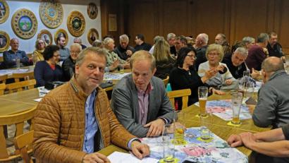 Bild: twi
Bautechniker Michael Wagner (links vorne) im Gespräch mit Bürgermeister Konrad Kiener.