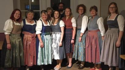 Bild: hir
Stolz präsentierten die Damen ihre selbstgenähten Dirndl, die unter der Anleitung von Schneidermeisterin Edeltraud Wild (hinten, links) entstanden. Bezirksheimatpfleger Florian Schwemin (hinten, rechts) begutachtete die sehenswerte Ergebnisse und gratulierte herzlich.