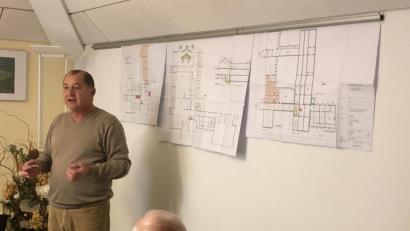 Bild: obe
Architekt Günther Lenk stellt die Planungen zur Ganztagsschule vor.