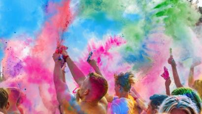 Bild: Jean Kobben – stock.adobe.com
Rot, Orange, Gelb, Grün, Blau, Indigo und Violett übertragen die Energie der Farben auf unseren Körper und auf unsere Stimmung. Nicht umsonst werden diese sieben Regenbogenfarben schon seit Jahrtausenden als Heilmittel eingesetzt.