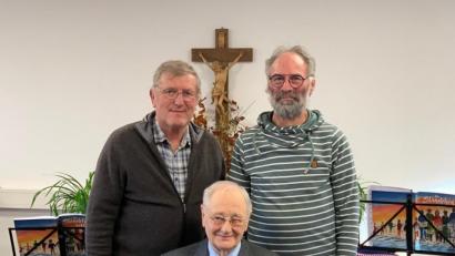 Bild: gru
Edelbert Breu (vorne) feierte 85. Geburtstag. Zu den Gratulanten zählten auch die beiden noch spielenden Gründungsmitglieder des evangelischen Posaunenchores, Günther Pilhofer (links) und Georg Dehling (rechts).
