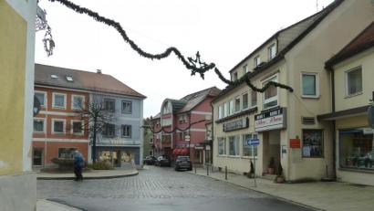 Bild: Portner
Die zwei Parkplätze vorm Café Weigl (Mitte) sind wieder markiert. Die weitere Vorgehensweise am Marktplatz wird im Stadtrat diskutiert.
