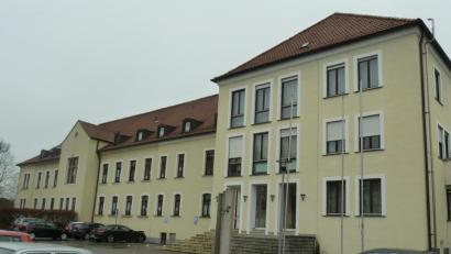 Bild: Portner
Das Gebäude des ehemaligen Krankenhauses in Neunburg. Die Entscheidung des Zulassungsausschusses für den Verbleib der Chirurgie in Neunburg wird als wichtiger Teilschritt auf dem Weg zum Medizinischen Versorgungszentrum gesehen.