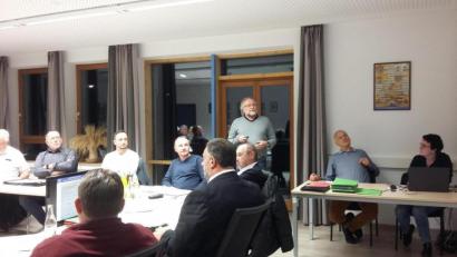 Bild: fla
Projektmanager Josef Forster (stehend) stellt in der Marktratssitzung am Donnerstagabend den überarbeiteten Antrag zum Projekt "LandKULTUR" vor.