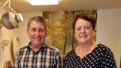 Bild: bey
Bitte Haare waschen, schneiden, fönen - diese Worte gehörten viele Jahre zum täglichen Wortschatz im Friseurgeschaft von Karl und Agnes Ermer.