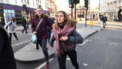 Bild: Dominic Lipinski/PA Wire/dpa
Menschen fliehen nach einem Zwischenfall vom Borough Market.