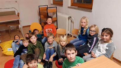 Bild: bsc
In der Herbst- und Winterzeit besuchen Alt und Jung die kleine Steinwaldbücherei. Beim Aktionstag interessierte die kleinen Besucher (Bild) besonders die Geschichte von Pumuckl.