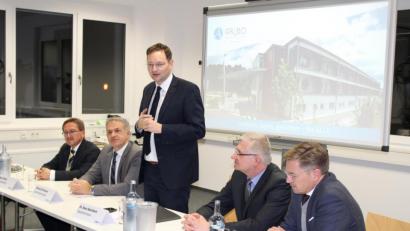 Bild: ckl
Staatsminister Hans Reichhart (stehend) erläuterte die Fördermöglichkeiten im Wohnungsbau.