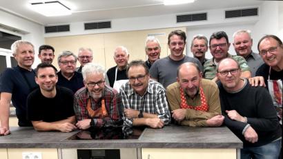 Bild: pol
Die Mannschaft des Herrenkochkurses 2019. Reiner Schmidtkonz (ganz rechts) hatte wieder die Rezepte ausgesucht und Uwe Culmbacher (vordere Reihe, Mitte) gab wieder als Küchenchef den Ton an. Nicht auf dem Bild Toni Schröpf.