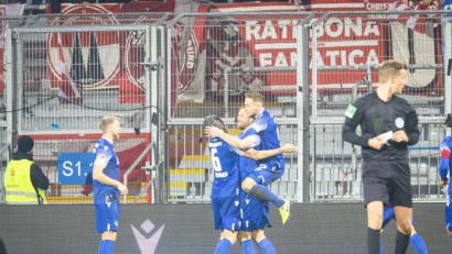 Bild: Sascha Janne
Jahn Regensburg machte es durchschnittlichen Gastgebern viel zu einfach: Jubel nach dem 3:0 für den Karlsruher SC durch Phlipp Hofmann (Mitte) spektakulären Fallrückzieher. .